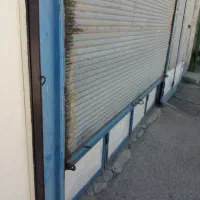 مغازه تجاری بر خیابان