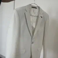 کت سفید سایز ۴۴ دوتا و یک شلوار مشکی و پیراهن سفید