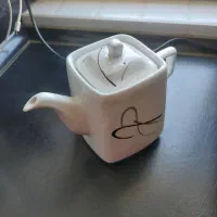 قوری سفید چینی و فانتزی