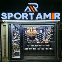 عکاس یا فیلم برداربرای تولید محتوا با دوربین خودش