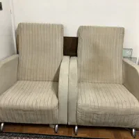 دو عدد مبل تک‌نفره راحتی، سالم و محکم