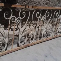 درب اتاق ،نرده محافظ و جلو بالکن
