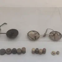 تعدادی وزنه ترازو پارچ ملاقه وپایه لیوان