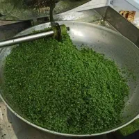 نیروی کار خانم در مغازه سبزیجات آماده