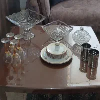 تعدادی ظرف بلوری