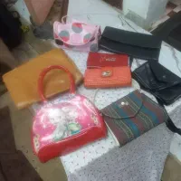 تعدادی کفش صندل چکمه کتونی پوتین دمپایی وکیف