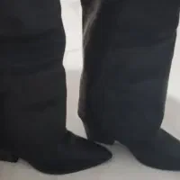 یک جفت کفش زنانه ساق بلند