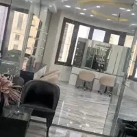 اجاره اتاق اکواریومی دورتادور شیشه در سالن زیبایی