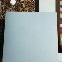 میز تحریر نشسته
