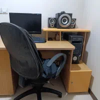 میز تحریر و کامپیوتر