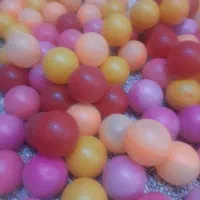 یک گونی پر از توپ استخر بادی بچگانه