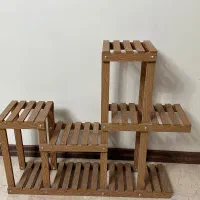 استند چوبی گل و گلدان یا وسایل دکوری در حد نو