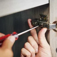 رگلاژ درب کابینت  تعمیر کشو  تعویض لولا و ریل