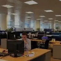 خانم برای انجام کارهای اداری