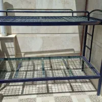 تخت دو طبقه ی فلزی