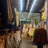 فروشنده خانم برای مانتو فروشی