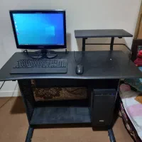 کامپیوتر و میز