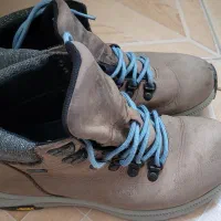 کفش کوهنوردی زنانه برند Merrell با زیره Vibram