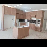به یک شاگرد پسر در نقاشی ساختمان نیازمنم