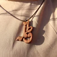 گردن آویز چوبی