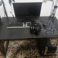 یک عدد میز کامپیوتر و تحریر