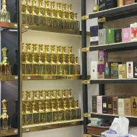 تستر پخش کن آقا برای فروشگاه عطر ماندگار
