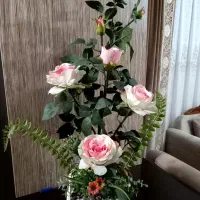 گلدان و گل رز مصنوعی پارچه ای ارتفاع ۶۵ سانت