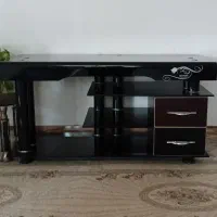 میز تلوزیون شیشه‌ای