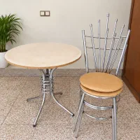 میز ناهارخوری گرد با صندلی و پایه فلزی سالم و محکم