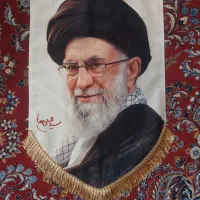 کتیبه شمایل رهبر شهید