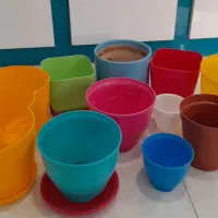 تعدادی محدودگلدان پلاستیکی در حد نو