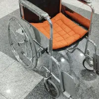ویلچر استیل با تشک نارنجی در حد