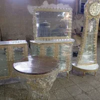 ساعت و آینه ویترین و جاکفشی و میزخاطره وتخت فلز