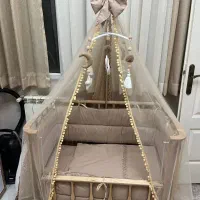 تخت کنار مادر