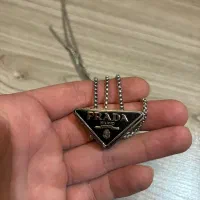 اویز پرادا