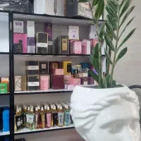 فروشنده خانم در  فروشگاه آرایشی ،عطر و ادکلن