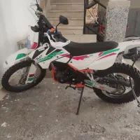 تریل فلات ۲۵۰ طرح ktm با کاسکت حرفه ای