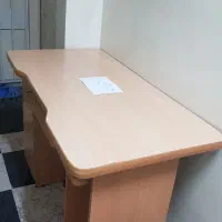 میز تحریر و کامپیوتر