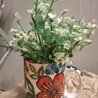 گلدان با گلهای مصنوعی