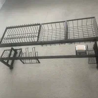 آبچکان ظرف پشت پنجره