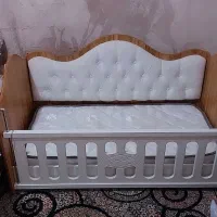 فروش تخت خواب کودک کنار مادر
