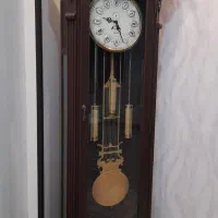ساعت  ایستاده کنارسالنی
