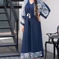 فروشنده خانم در مانتو فروشی در مطهری . ملک شهر