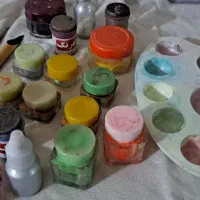 تعدادی گواش و رنگ و قلم