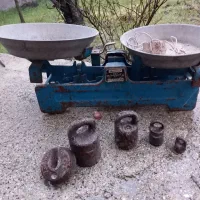 فروش ترازوی قدیمی با 5تا وزنه
