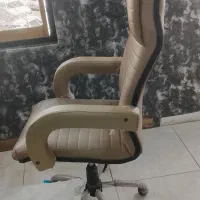 صندلی چرخ دار دو عدد صندلی چرمی چهار عدد