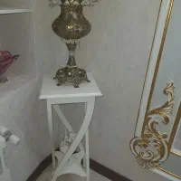 میز چوبی کنار سالن و مجسمه پلی استر بالرین