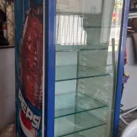 یخچال ایستاده.