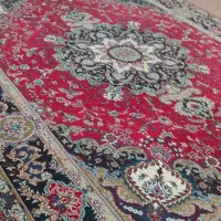 یک فرش قرمز و یک دیگه قهوایی هست