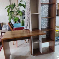 میز تحریر و کتابخانه